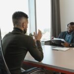 Professionele werving en selectie in een moderne kantooromgeving met kandidaten en recruiters die samenwerken.