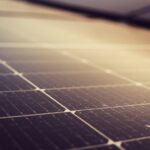 Een afbeelding van zonnepanelen en technologie, symboliserend de impact van faillissementen in de zonne-energie sector.