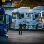 Comfortabele pluche truckpantoffels voor vrachtwagenchauffeurs in de cabine.